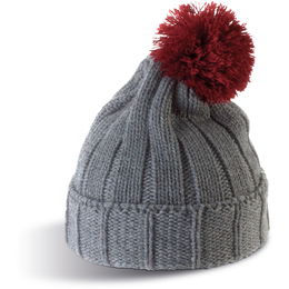 Gorro com pompom e dobra